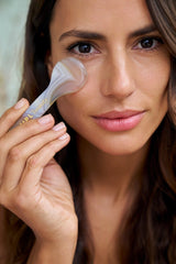 Gua Sha: como usar no rosto para rugas, olheiras e papos - MPL beauty